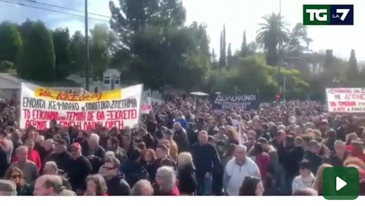 Grecia: Manifestazioni per Giustizia dopo l'Incidente Ferroviario di Tebi