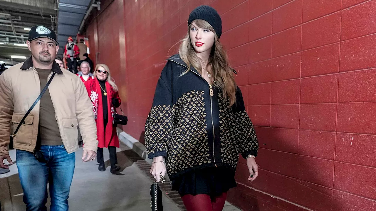 Taylor Swift arrives for Chiefs AFC title game