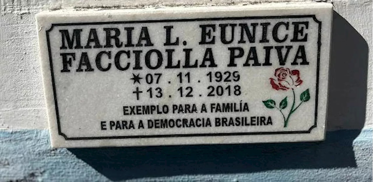 Visita guiada ao túmulo de Eunice Paiva atrai mais de cem pessoas no Cemitério do Araçá