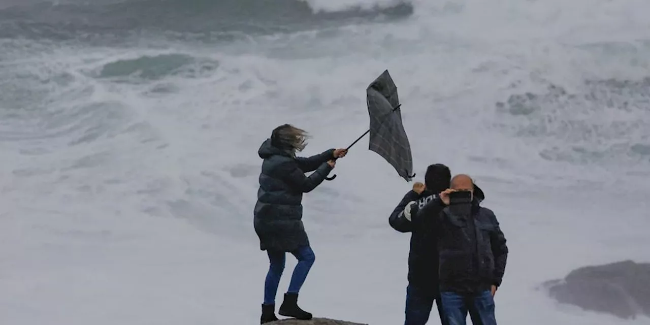 La Aemet avisa de fuertes vientos y lluvias en España en las próximas horas: las zonas en aviso rojo