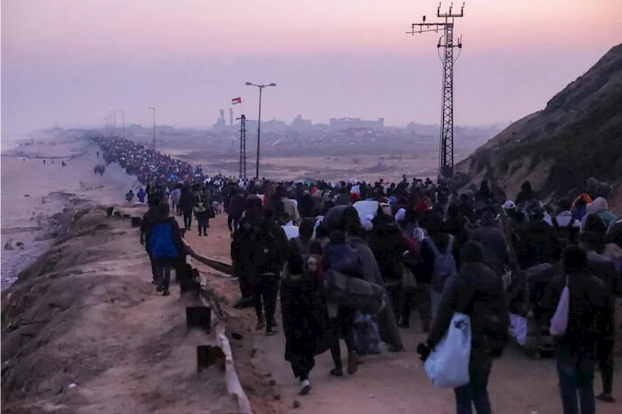 Un fiume di sfollati torna nel nord di Gaza in macerie