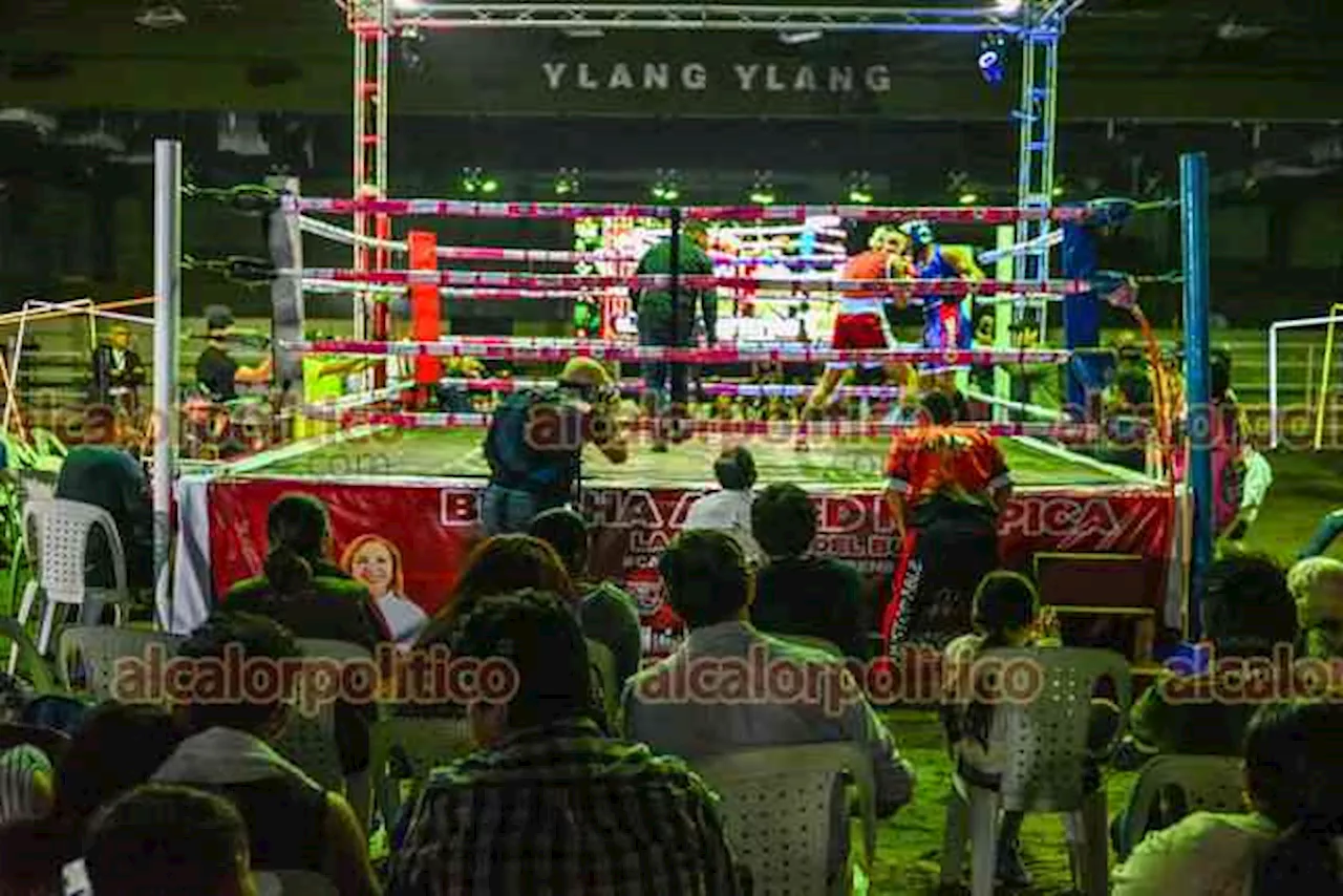 Jóvenes dieron sus mejores golpes en competencia de box amateur, en Boca del Río