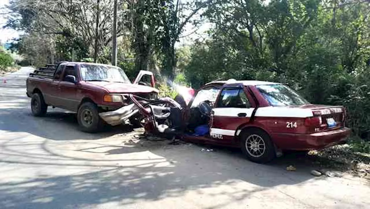 Taxi se estrelló de frente con camioneta, en Chicontepec; un muerto y 5 heridos