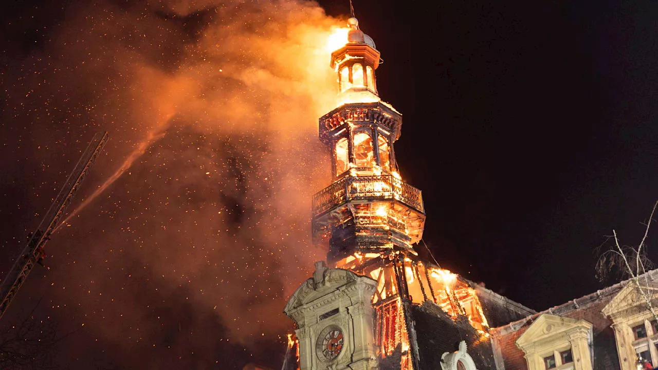 Paris: Historisches Rathaus steht in Flammen