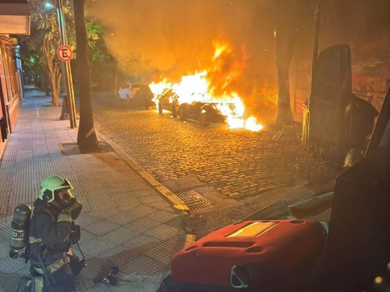 Incendio destruye tres autos en San Cristóbal, vecinos temen nuevo ataque de quemacoches