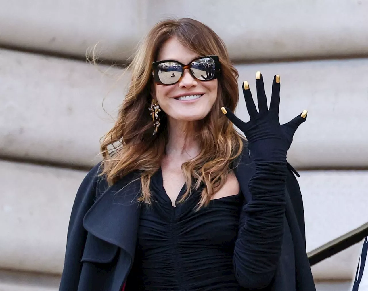 Carla Bruni attire toutes les regards lors du défilé Schiaparelli