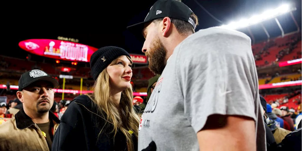 L'amore trionfante: Taylor Swift e Travis Kelce baci si campo dopo la vittoria dei Chiefs