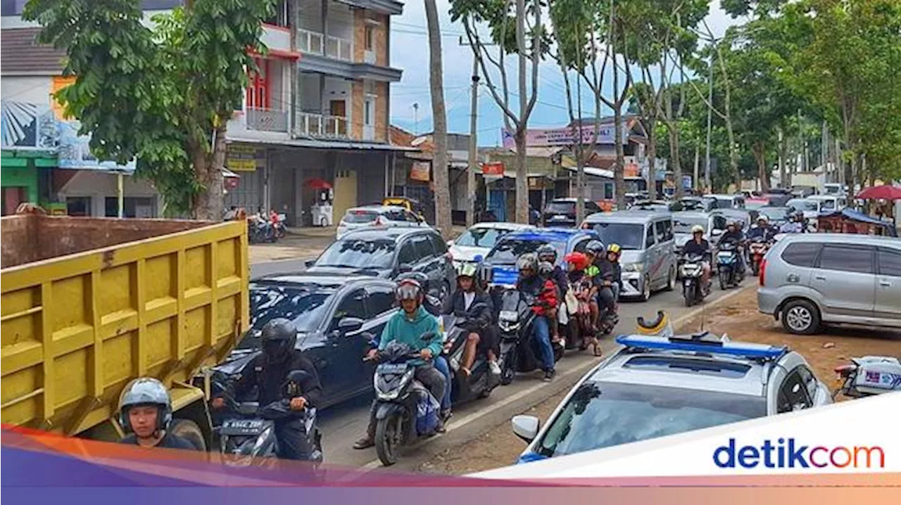 Perjuangan Keras Wisatawan Menembus Padatnya Jalur Ciwidey