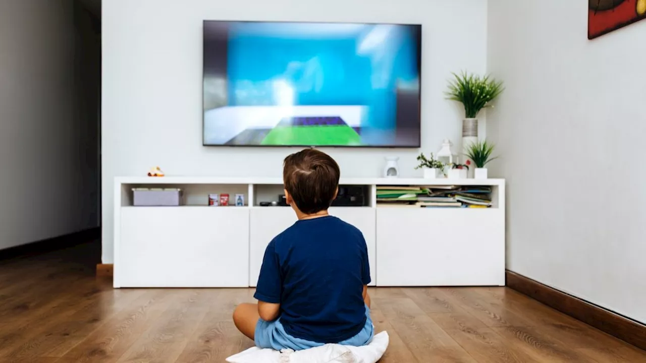 L'exposition à la violence à l'écran pendant l'enfance peut avoir des conséquences graves et durables, surtout chez les garçons