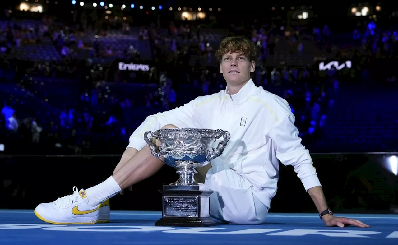 Jannik Sinner rinde homenaje a Kobe Bryant; al coronarse en el Australian Open