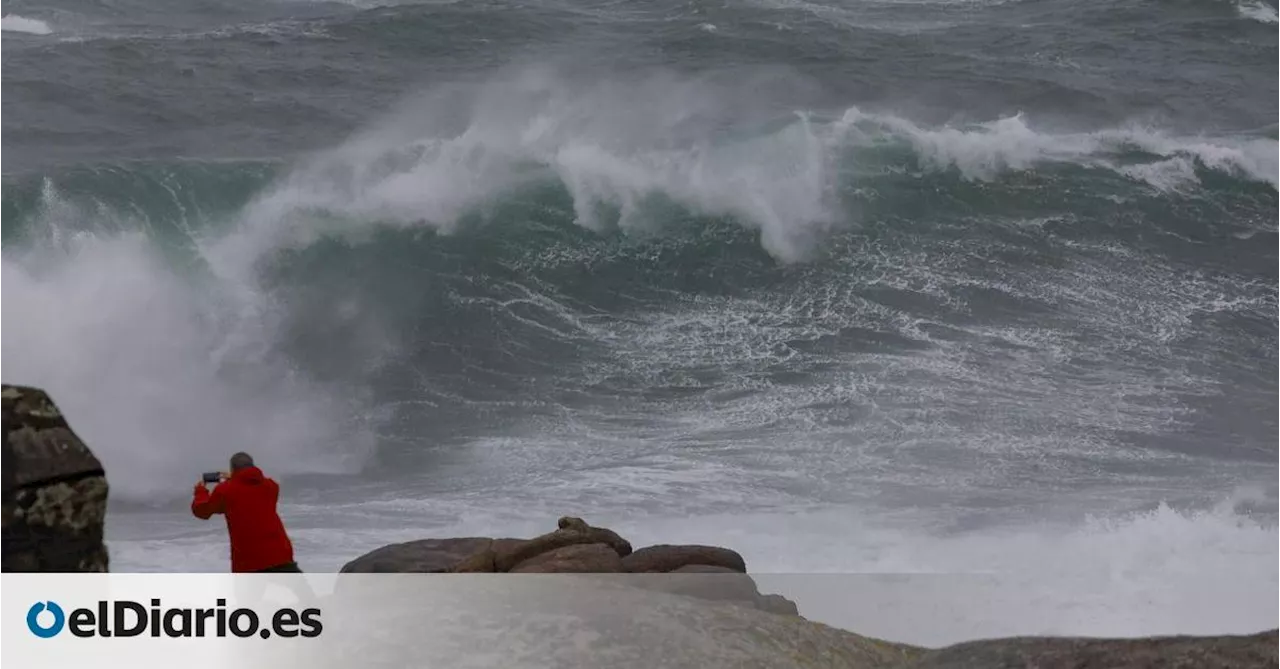 Alerta roja en la costa gallega y más de 1.400 incidencias en tierra por el paso de la borrasca 'Herminia'