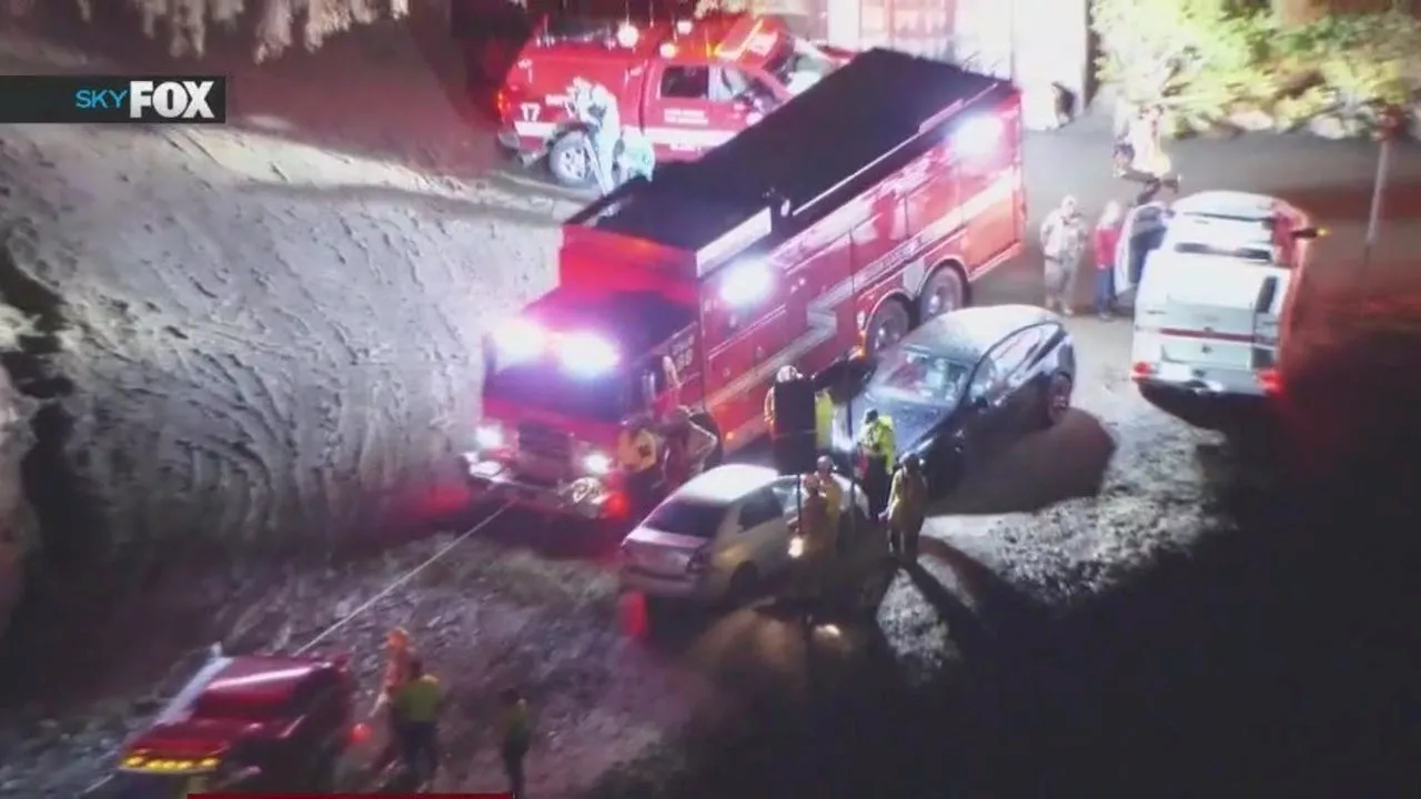 Mudslide traps several vehicles on Mulholland Drive in Woodland Hills