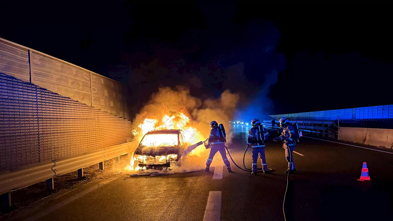  PKW steht auf Autobahn plötzlich in Vollbrand