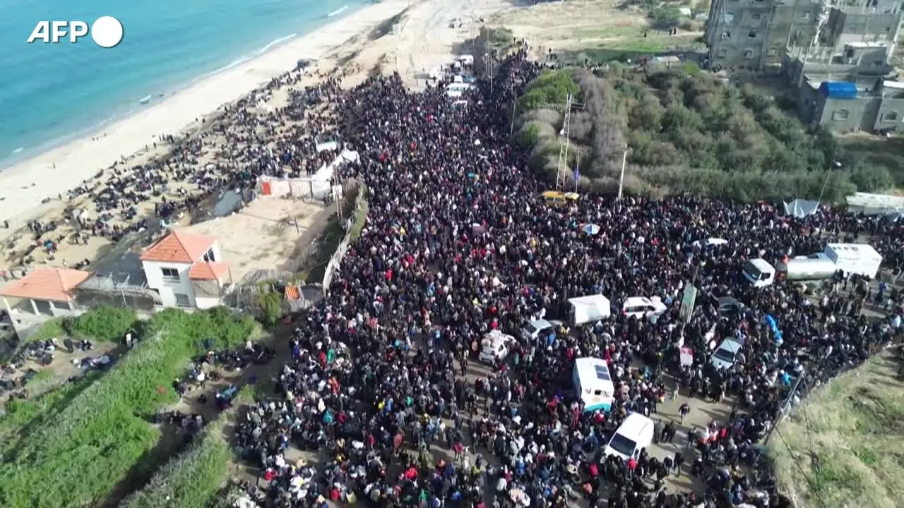 Gaza, migliaia di sfollati bloccati al valico da Israele: le immagini dal drone