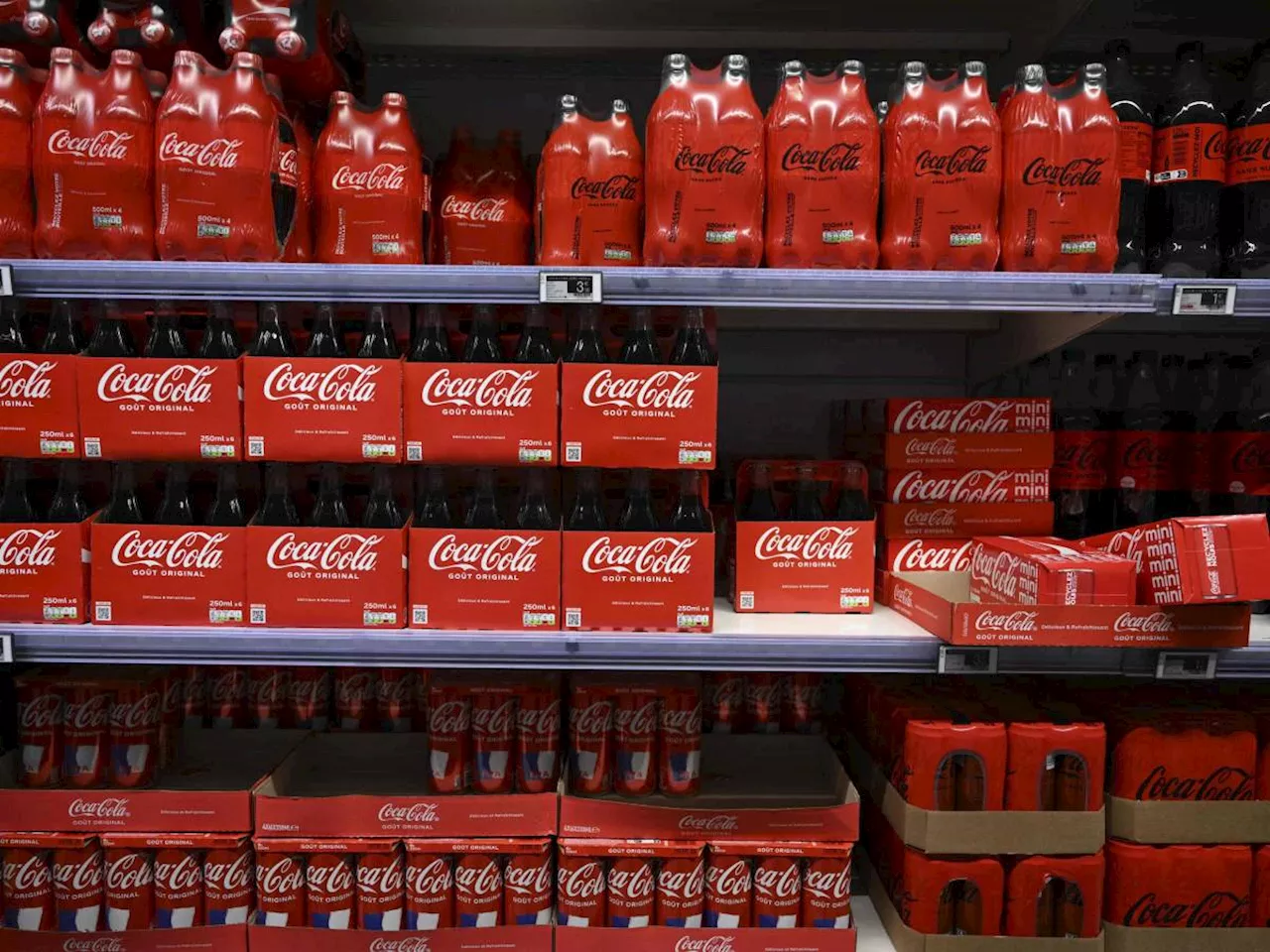 Coca-Cola, massiccio ritiro di prodotti in Europa: ecco perché