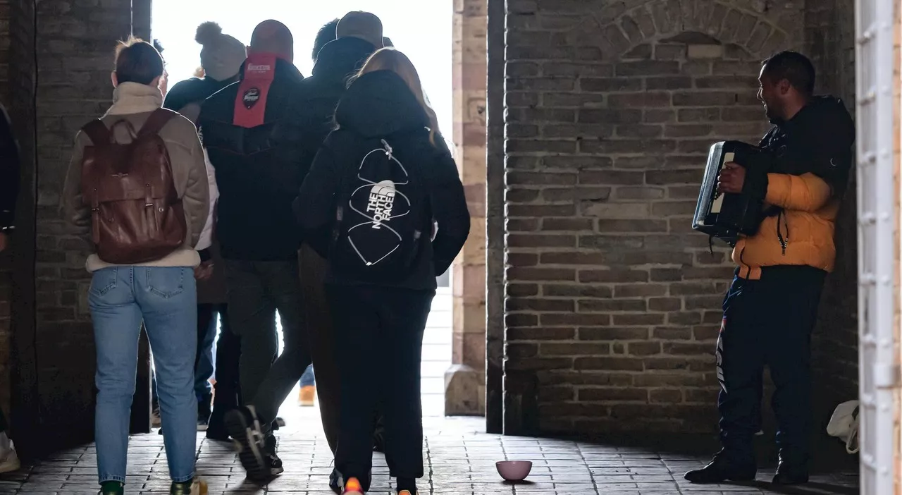 A Perugia chiedere l'elemosina non sarà più vietato: stop alle multe ai mendicanti