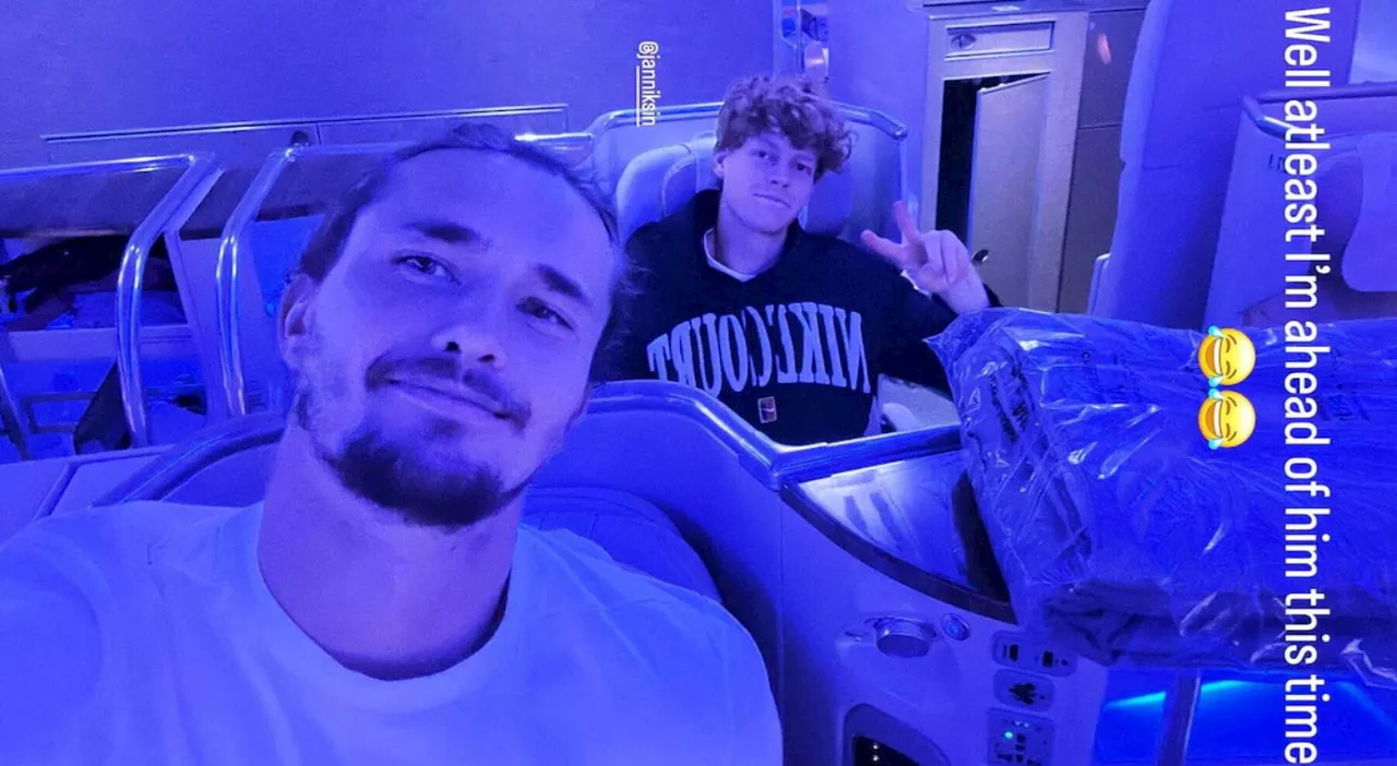 Zverev in aereo con Sinner: «Almeno questa volta sono davanti a lui». Il selfie diventa virale