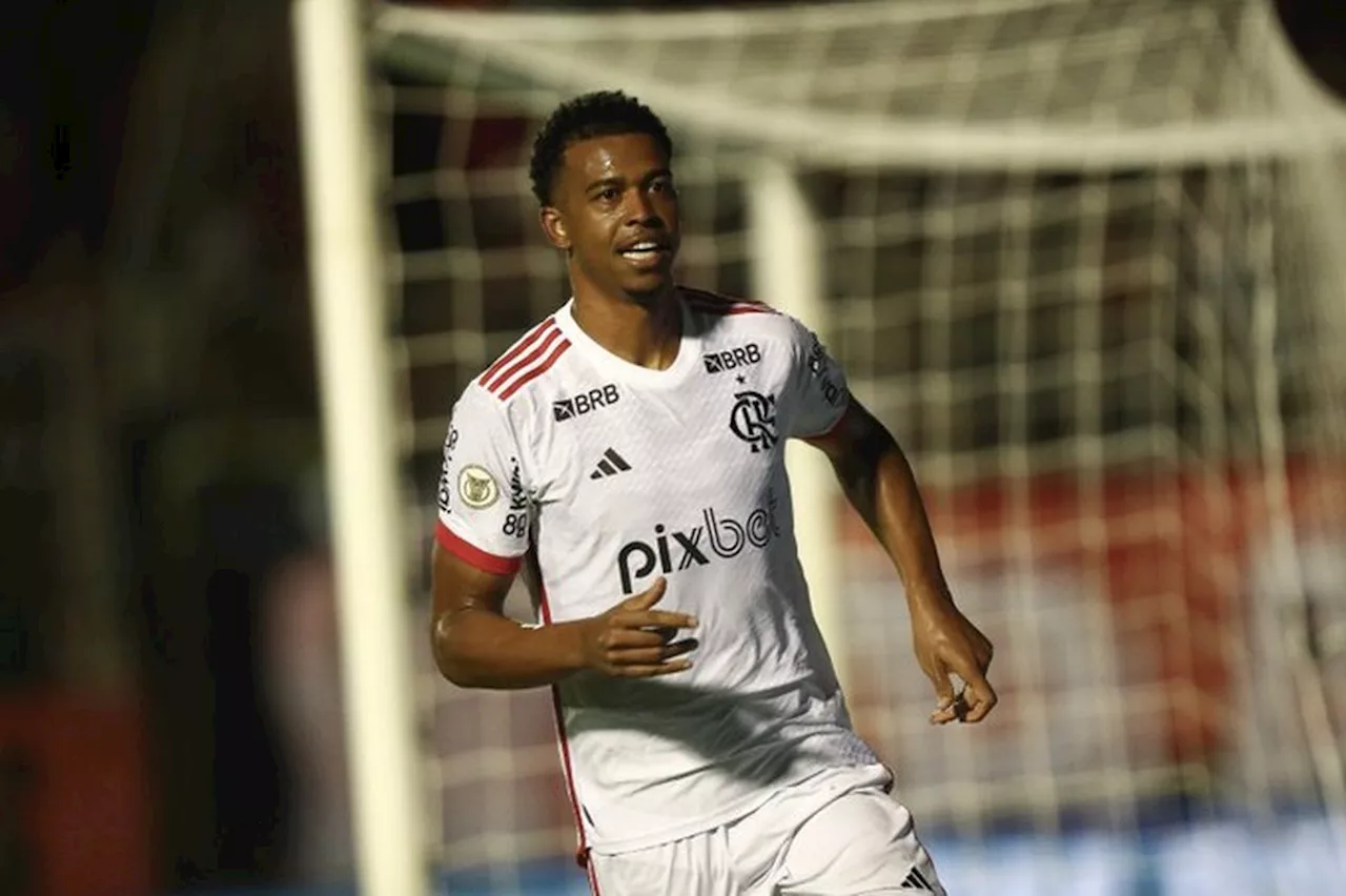 Carlinhos deixa Flamengo por empréstimo e vai para o Vitória