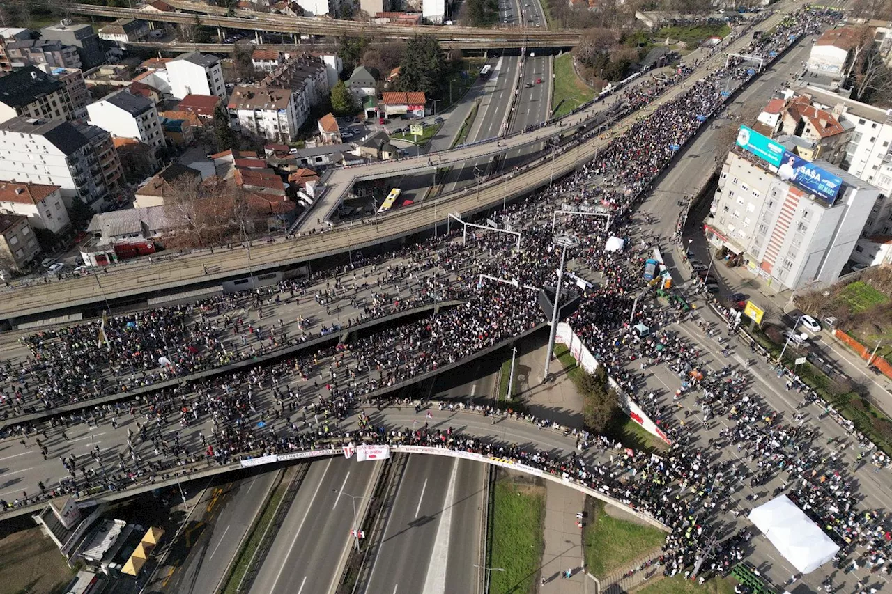 Des milliers d'étudiants bloquent un nœud routier à Belgrade pour dénoncer la corruption après l'accident de la gare de Novi Sad