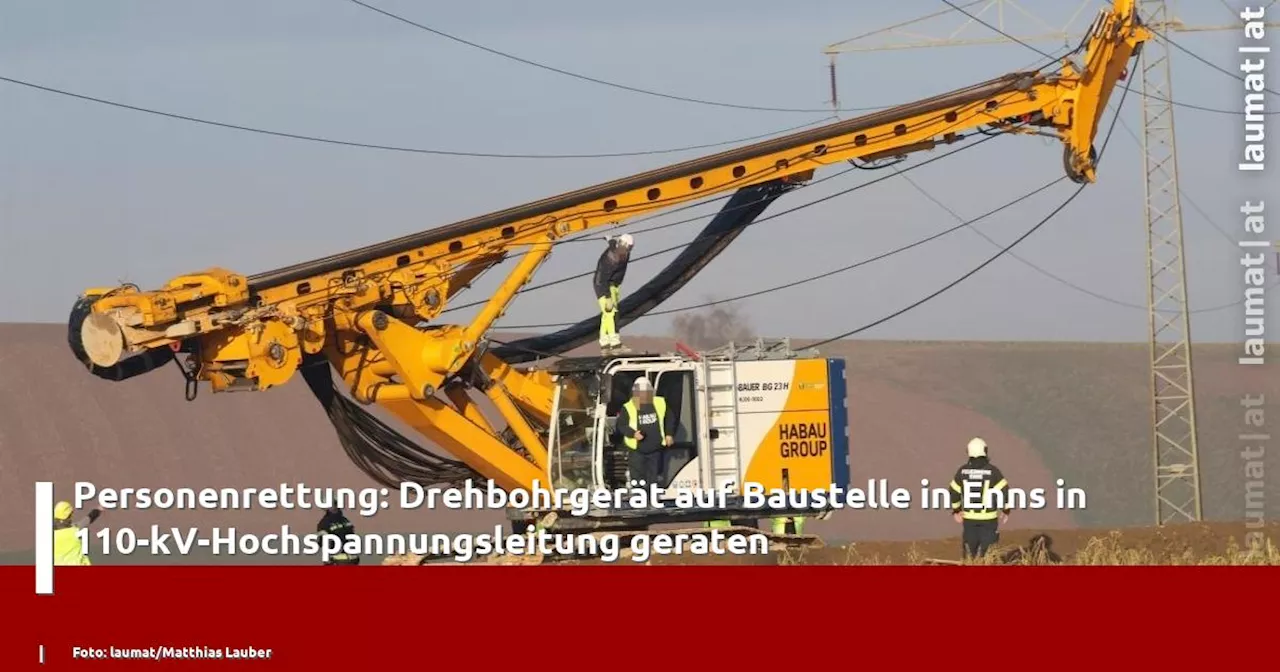 Personenrettung: Drehbohrger�t auf Baustelle in Enns in 110-kV-Hochspannungsleitung geraten