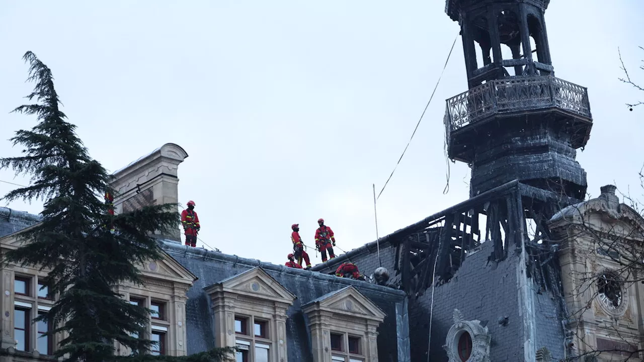 Incendie à la Mairie du XIIe Arrondissement à Paris: Le Beffroi Déposé en Urgence