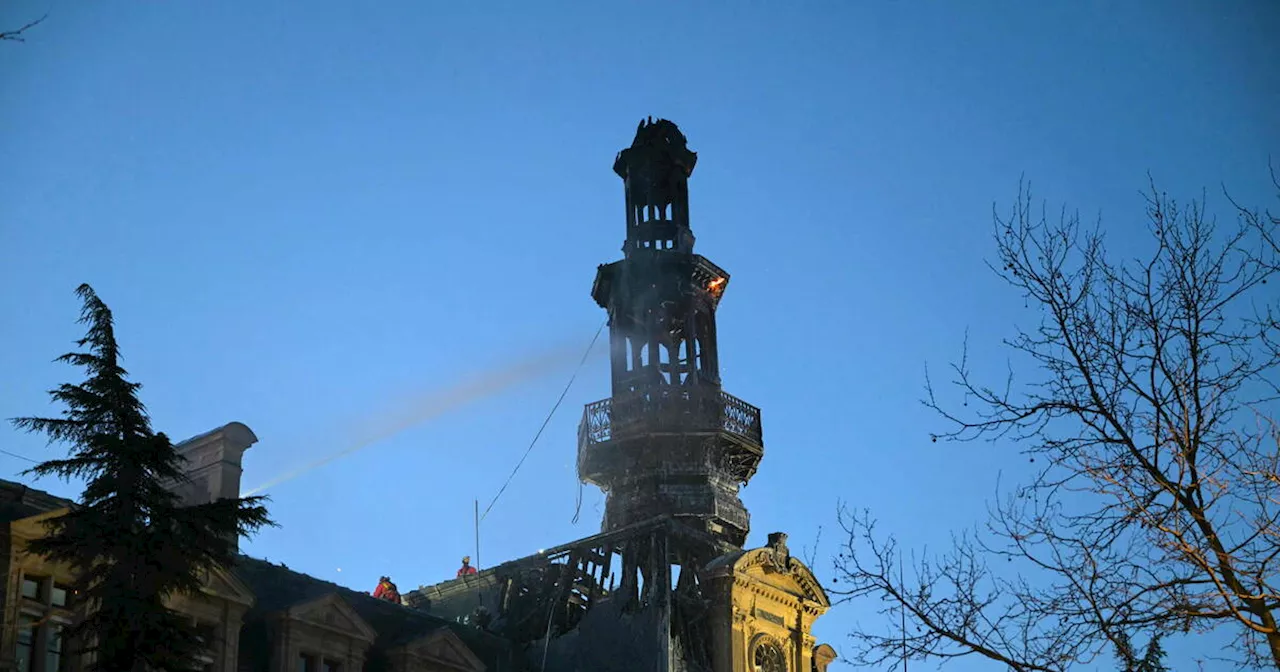 Paris : la mairie du XIIe arrondissement touchée par un feu qui a embrasé son campanile