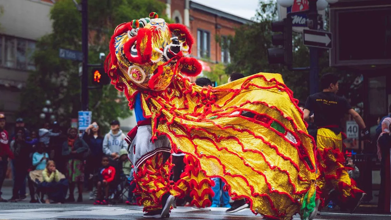 Masyarakat Menantikan Pertunjukan Barongsai di Kota Bandung Jelang Imlek