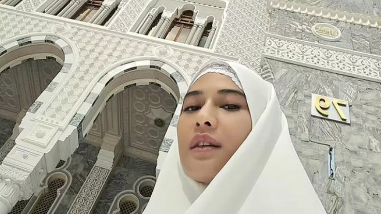 Pesona Selebriti Indonesia Saat Berumrah