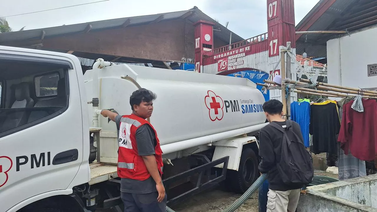 PMI Tangsel Salurkan Bantuan Air Bersih dan Logistik untuk Korban Banjir di Gunung Kaler