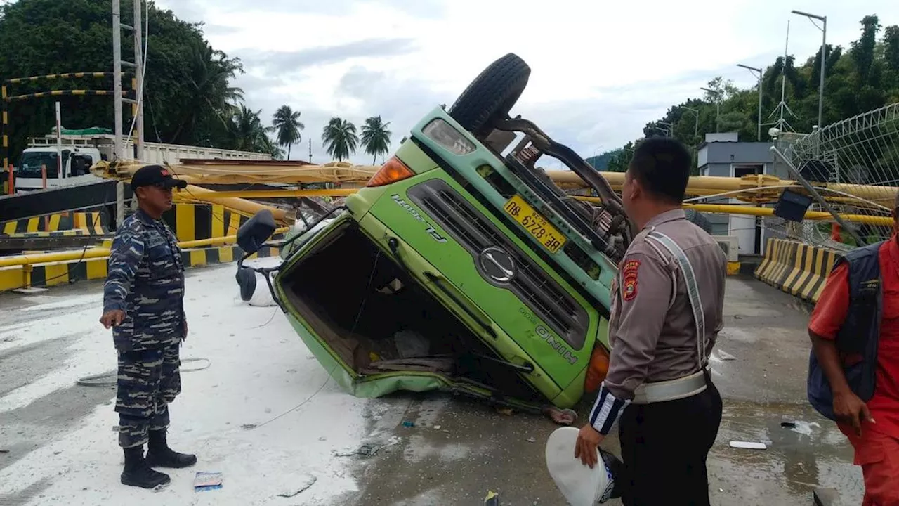 Truk Fuso Bermuatan Tepung Sagu Terguling di Pelabuhan Bakauheni