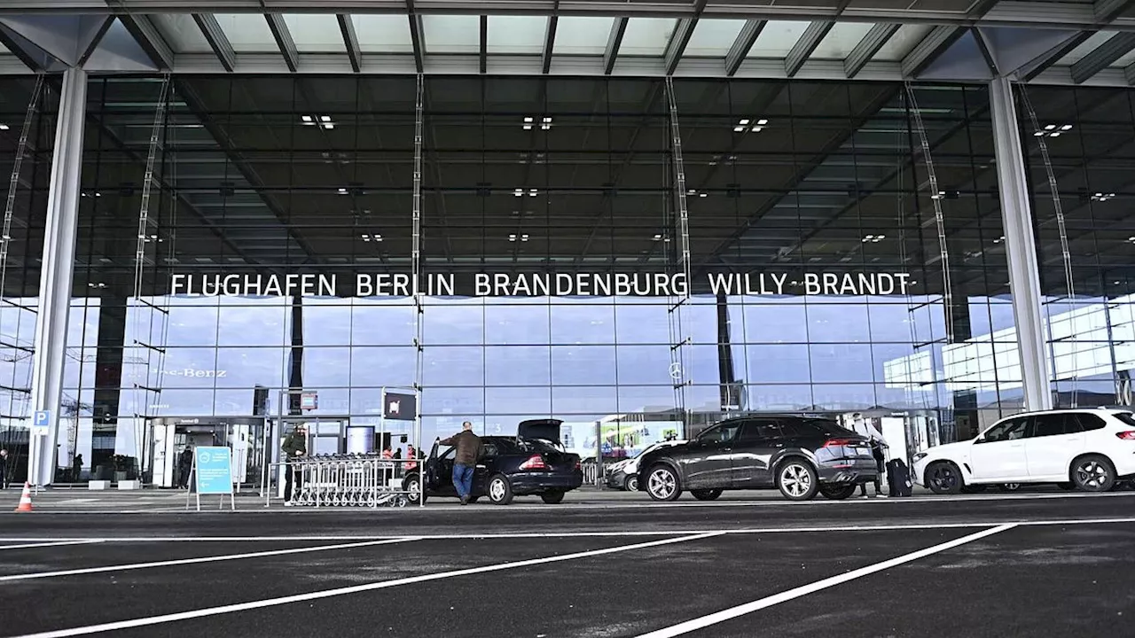 Volkswagen abbandonata all'aeroporto di Berlino da oltre un anno