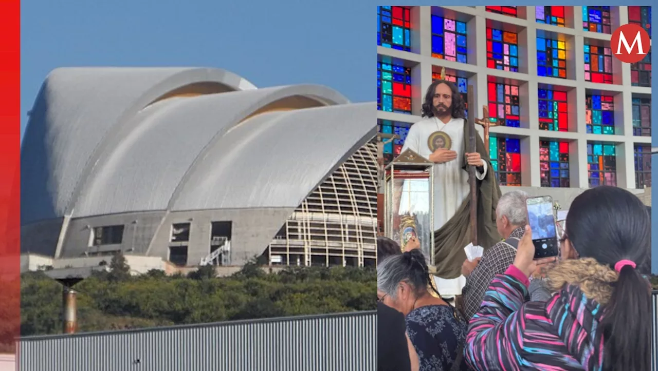 Devotos agradecen a San Judas Tadeo durante su visita al Santuario de los Mártires.