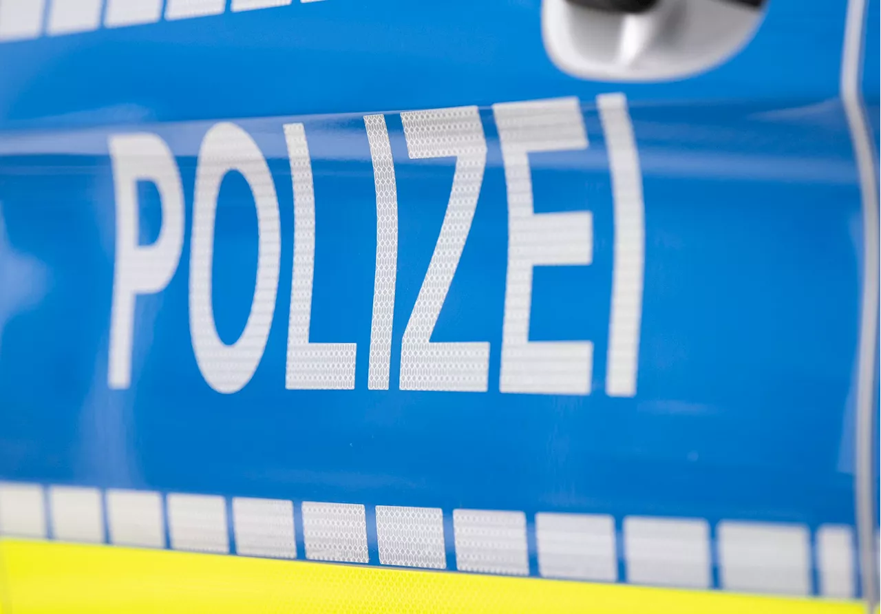 Hitlergruß und Urinieren vor Polizei: 32-Jähriger sorgt in Erlangen für Ärger