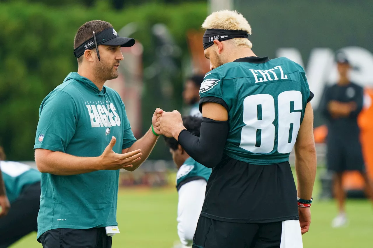 Ertz and Cox Share Emotional Moment After Eagles' Dominating Victory