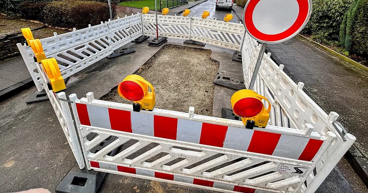 Loch in der Straße in Bielefeld-Hillegossen: Wasser aus defektem Kanal sorgte für Schäden