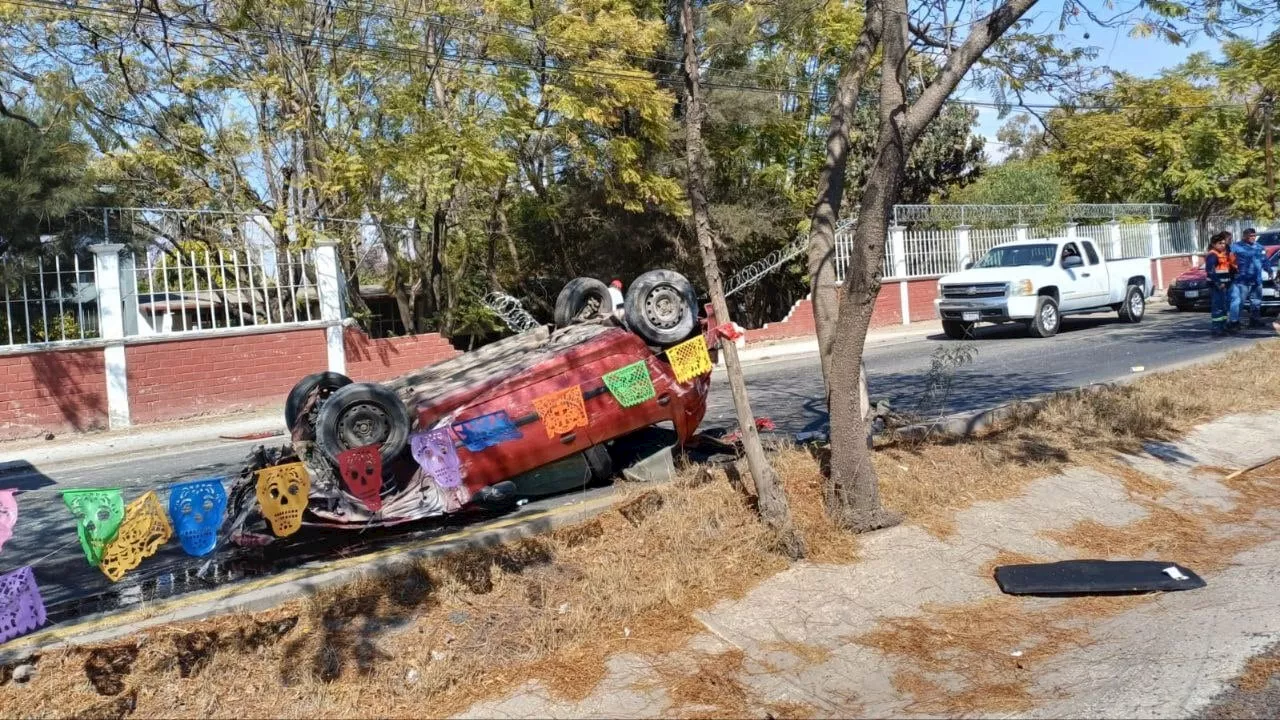 Dos Mujeres Sobreviven a Vuelco de Auto en Silao-Guanajuato