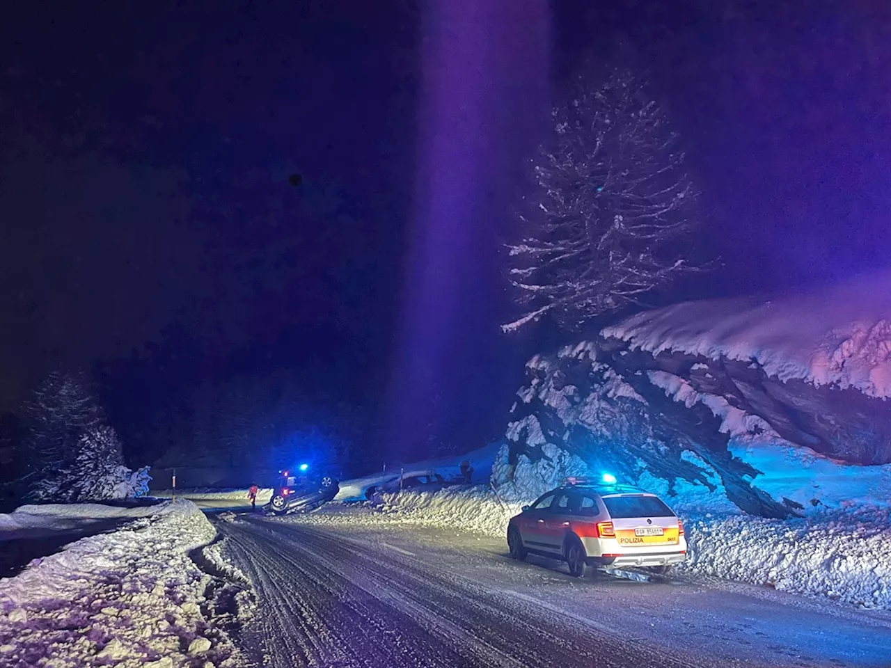 Maloja GR: Auto überschlägt sich nach Aufprall mit Schneewall – Fahrer mittelschwer verletzt