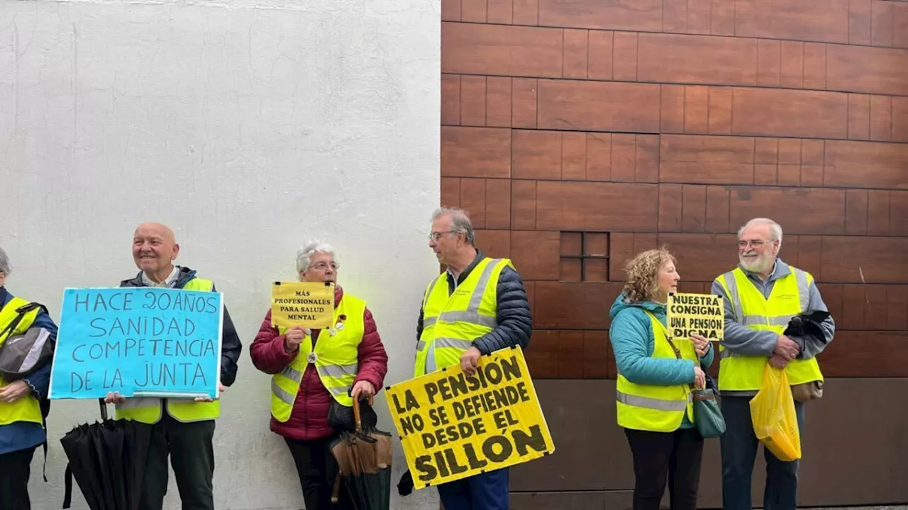 Decenas de pensionistas protestan contra Feijóo en Córdoba por tumbar el escudo social