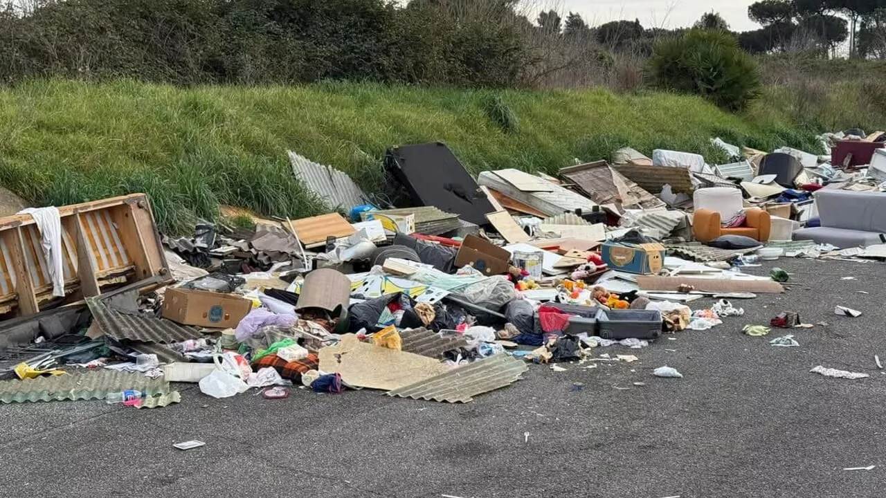 Rifiuti abbandonati a due passi dalla polizia locale: Fratelli d'Italia denuncia il degrado a Roma