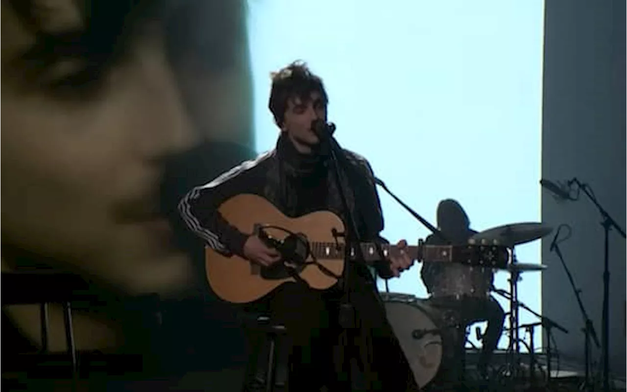 Timothée Chalamet ha suonato 3 canzoni di Bob Dylan al Saturday Night Live. VIDEO