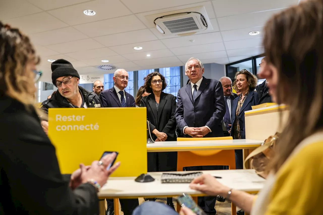 « La Poste ne cherche pas à quitter les territoires à l’anglaise » : le PDG du groupe et François Bayrou main dans la main à Pau