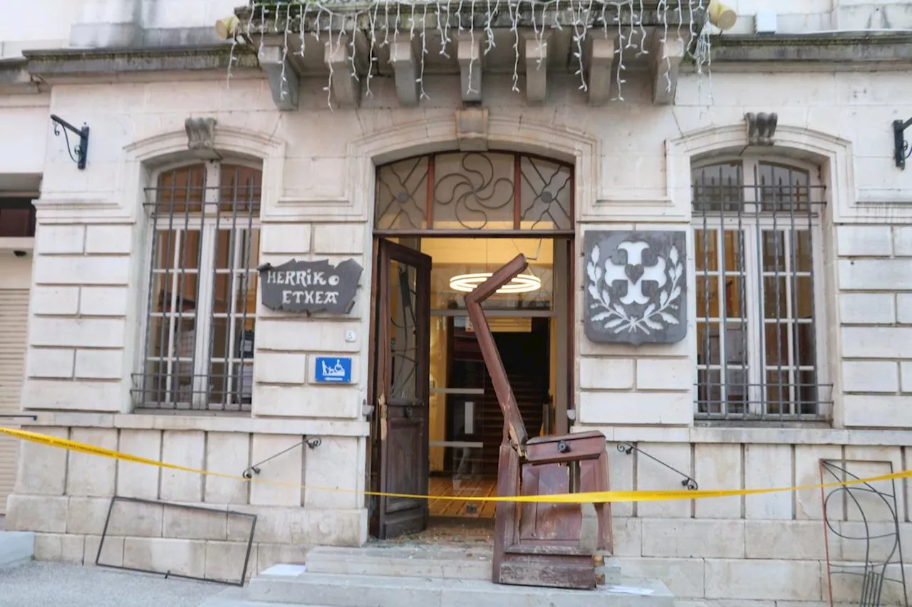 Vandalisme à Hasparren il y a un an : la porte de la mairie pulvérisée et la sculpture de la plaine des sports déplacée