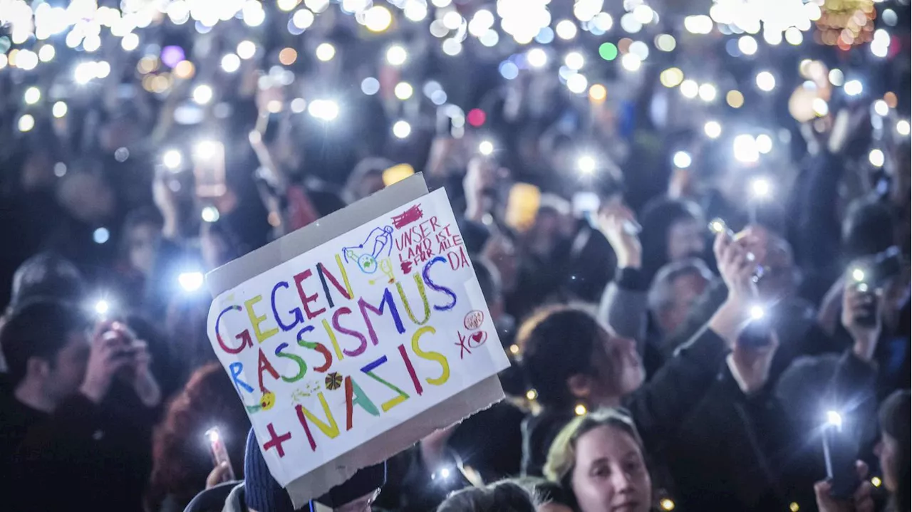 Grüne lächeln bei Demo gegen Rechts - Kommt ihnen das jetzt wie Laschet vor?