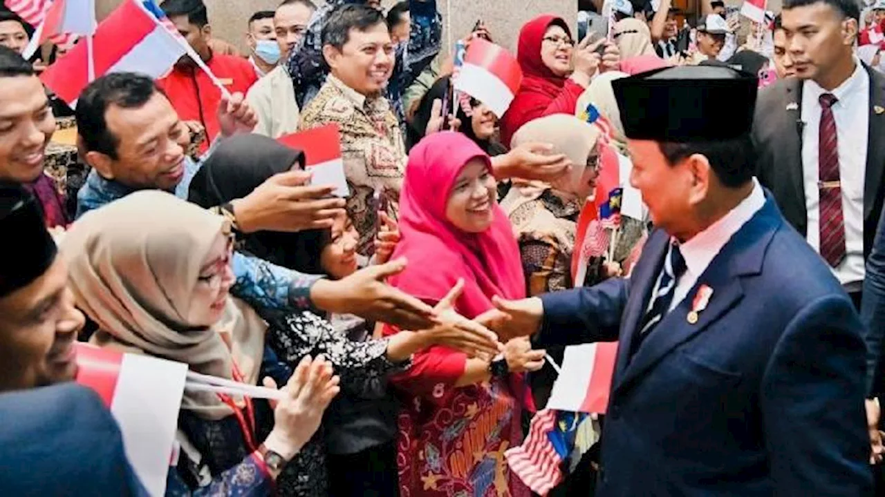 Pelajar Indonesia dan WNI Sambut Kedatangan Presiden Prabowo di Malaysia