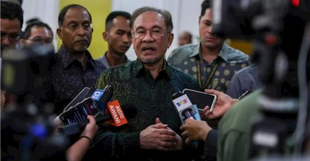 Anwar Ibrahim Urges Padi Farmers to Reschedule Gathering During Indonesian President's Visit