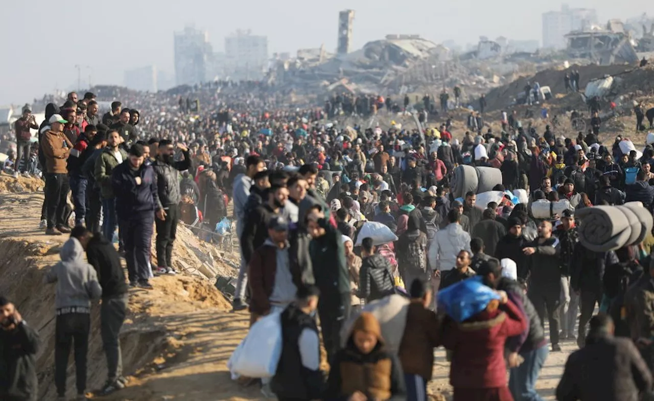 Tens of Thousands of Palestinians Return to Damaged Gaza Strip