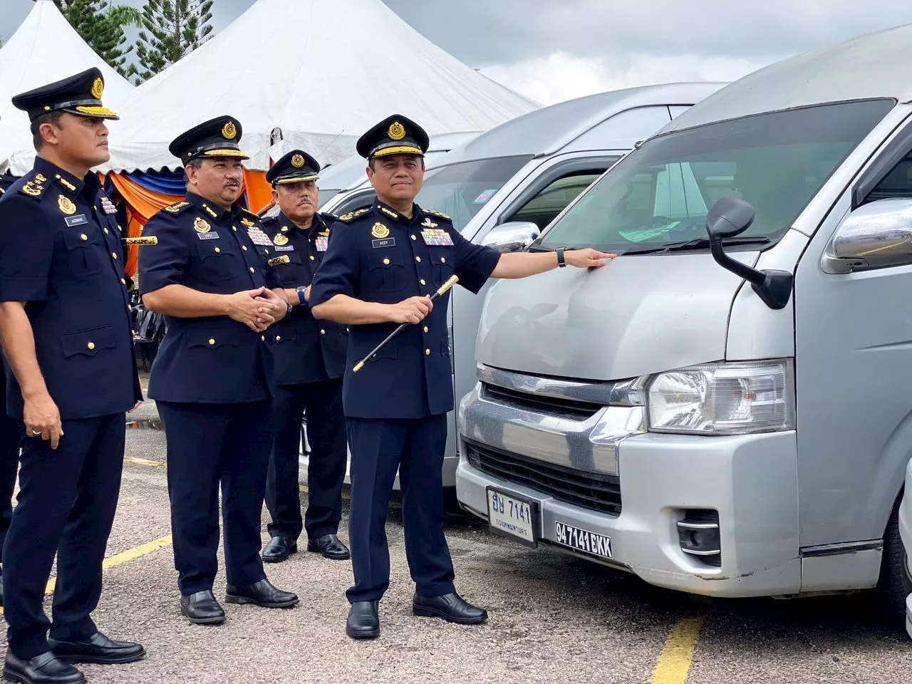 Thai Vans Misusing International Permits to Transport Tourists in Malaysia