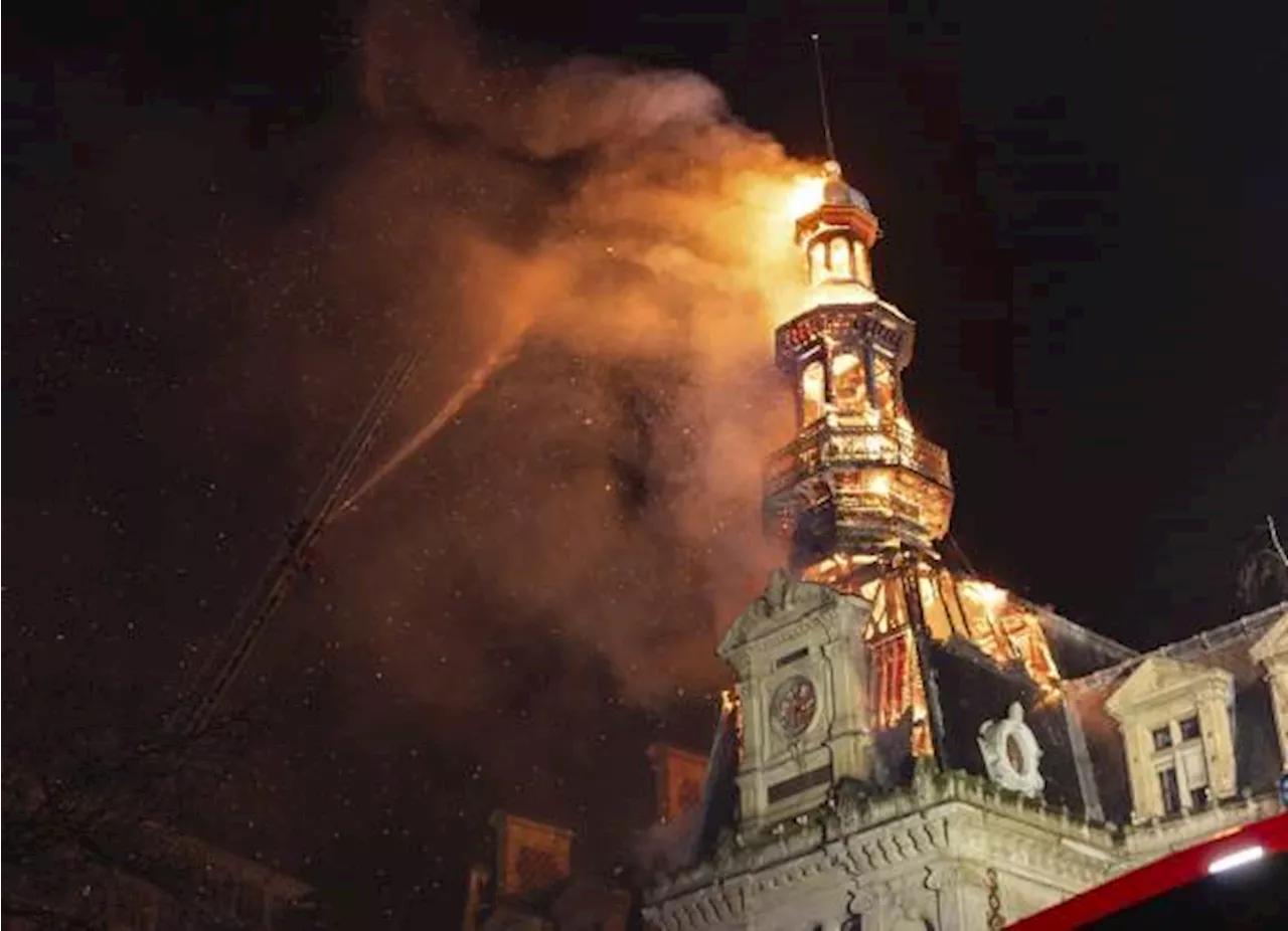 ¡Incendio en París! Llamas consumen antiguo edificio del siglo 19