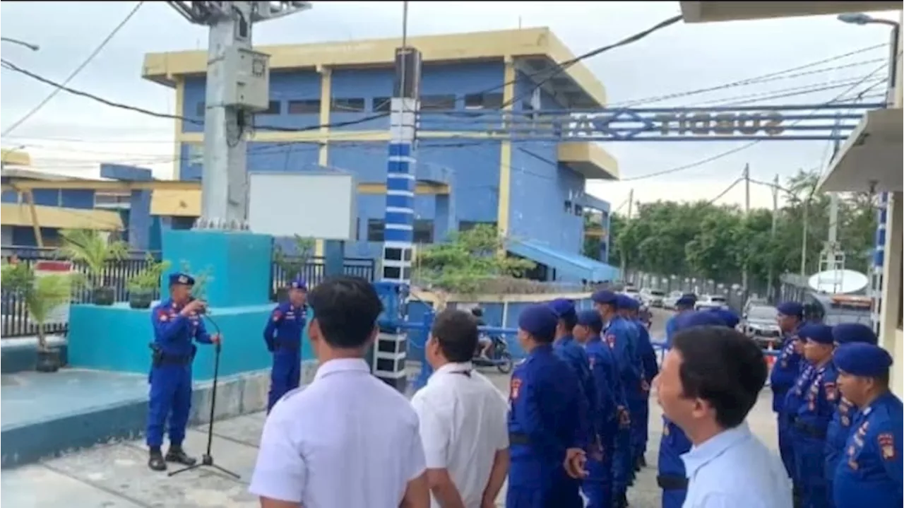 Polisi Cabut Pagar Laut di Teluk Jakarta