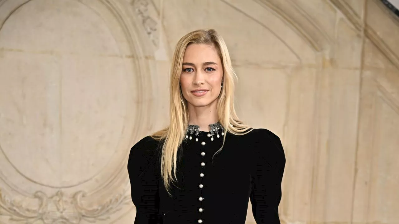 Beatrice Borromeo in pantaloni lunghi slim fit e giacca baloon: il look di velluto per la sfilata Dior haute couture primavera estate 2025